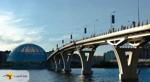 گردش بر روی پل نوا گردش بر روی پل نوا